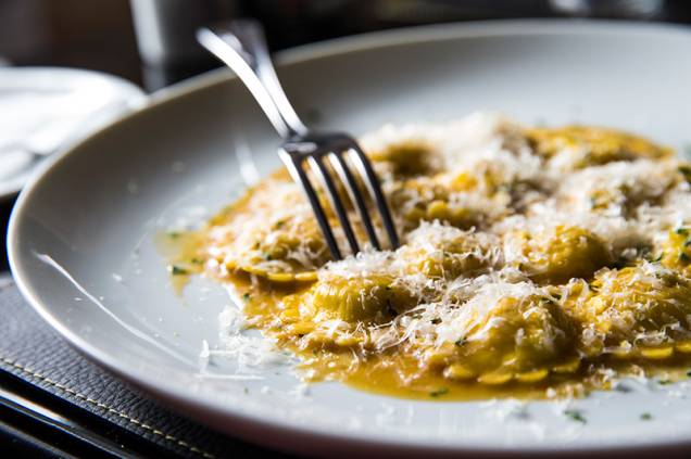O tortelli di Minas vem recheado de galinha caipira e milho verde ao molho da ave assada, enriquecido com cachaça envelhecida e queijo da Serra da Canastra O tortelli di Minas vem recheado de galinha caipira e milho verde ao molho da ave assada, enriquecido com cachaça envelhecida e queijo da Serra da Canastra
