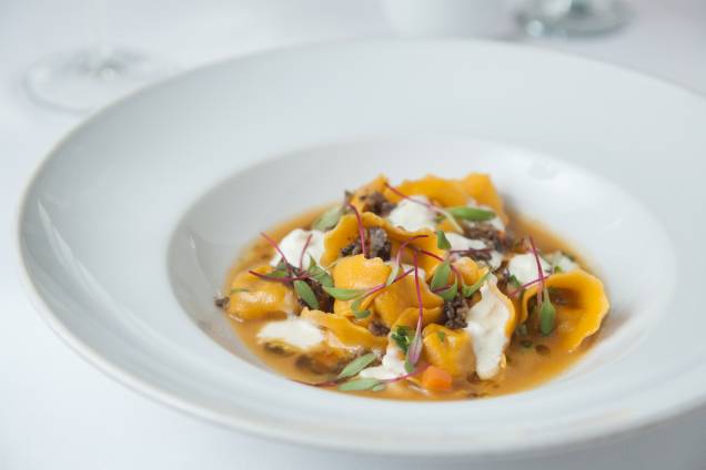 Tortellini de coelho ao molho do próprio assado e creme de burrata Tortellini de coelho ao molho do próprio assado e creme de burrata