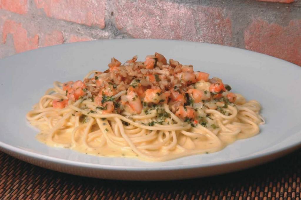 Especialidade do italiano Totò: tagliolini com abobrinha, camarão e tomate Especialidade do italiano Totò: tagliolini com abobrinha, camarão e tomate
