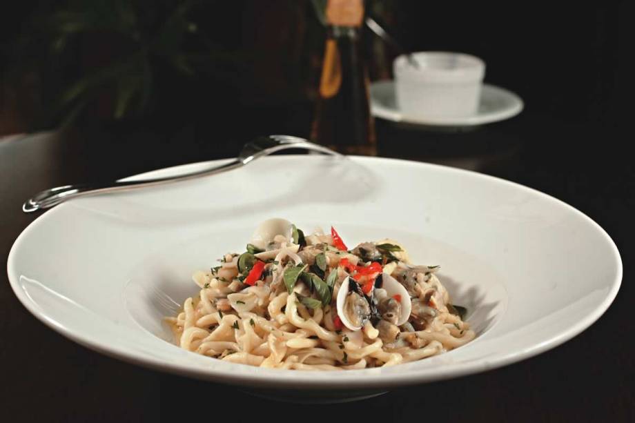 Pici fresco com vôngole, minilula e um toque de pimenta dedo-de-moça: no italiano Tre Bicchieri Pici fresco com vôngole, minilula e um toque de pimenta dedo-de-moça: no italiano Tre Bicchieri