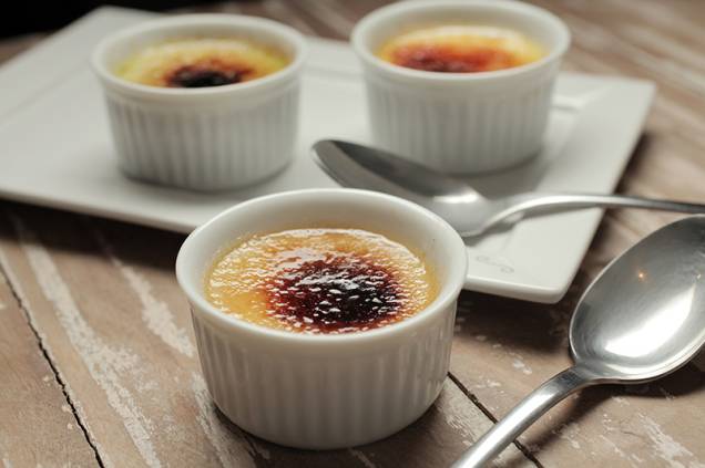 Em trio, o creme brûlé tem os sabores baunilha, pistache e caramelo Em trio, o creme brûlé tem os sabores baunilha, pistache e caramelo