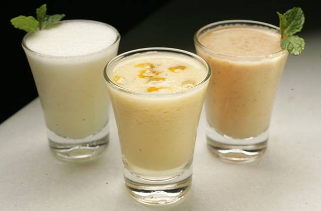 As batidinhas de maracujá, coco e paçoca são servidas em shots As batidinhas de maracujá, coco e paçoca são servidas em shots
