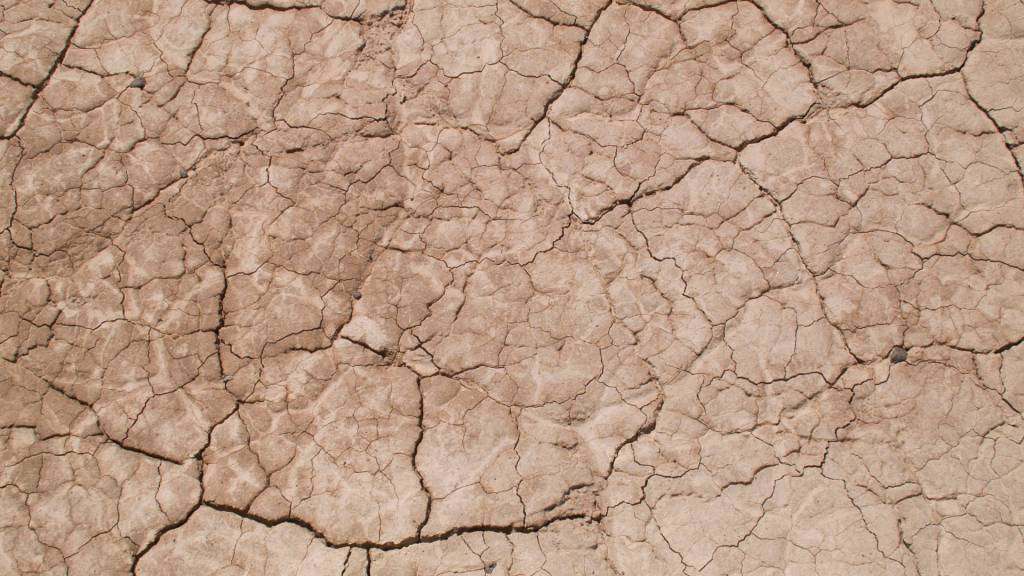 Frame do vídeo <em>Mapa Temporal de uma Terra não Sedimentada</em>, de Thiago Rocha Pitta Frame do vídeo <em>Mapa Temporal de uma Terra não Sedimentada</em>, de Thiago Rocha Pitta