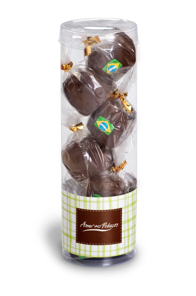 Copa do Mundo: tubo com minipães de mel ao licor de leite condensado, cobertos com chocolate ao leite e decorados com figuras de açúcar (R$ 30,00) Copa do Mundo: tubo com minipães de mel ao licor de leite condensado, cobertos com chocolate ao leite e decorados com figuras de açúcar (R$ 30,00)