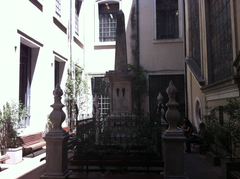 O túmulo do professor Julio Frank fica no Largo São Francisco O túmulo do professor Julio Frank fica no Largo São Francisco