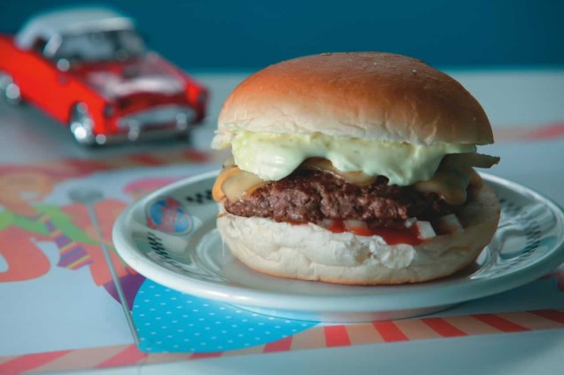 Salão da lanchonete Twelve Burger, no Alto da Lapa: a chapa fica ao fundo, protegida por uma parede de vidro Salão da lanchonete Twelve Burger, no Alto da Lapa: a chapa fica ao fundo, protegida por uma parede de vidro