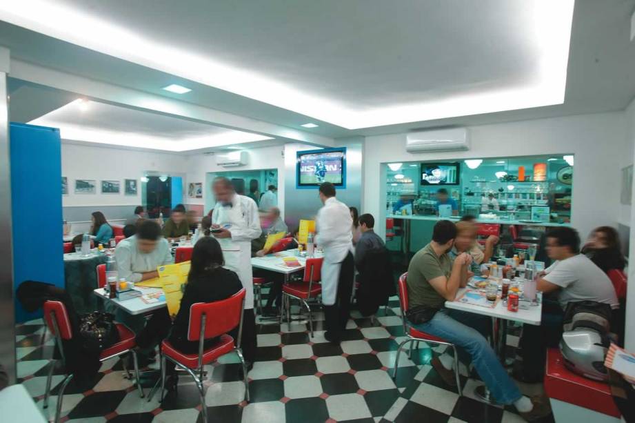 Salão em estilo anos 50: ao fundo, é possível ver os chapeiros em ação Salão em estilo anos 50: ao fundo, é possível ver os chapeiros em ação