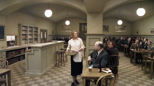 Um Pombo Pousou num Galho Refletindo Sobre a Existência Um Pombo Pousou num Galho Refletindo Sobre a Existência