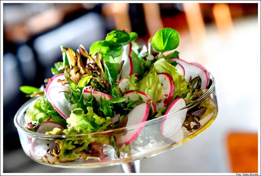 Receita de Lina Bo Bardi: Mix de folhas e carpaccio de rabanete ao molho de erva doce Receita de Lina Bo Bardi: Mix de folhas e carpaccio de rabanete ao molho de erva doce