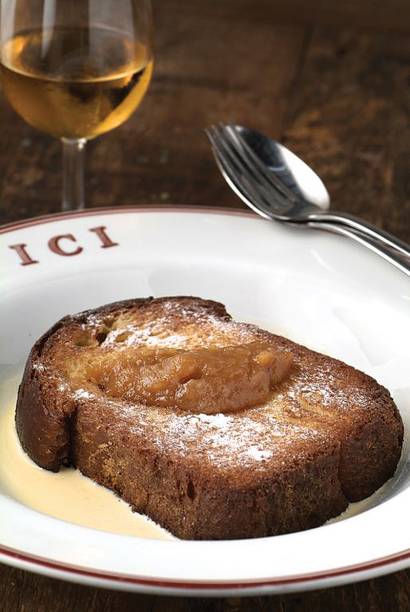 Rabanada à francesa: calda de baunilha, coberta por purê de pera salpicado de açúcar de confeiteiro. Rabanada à francesa: calda de baunilha, coberta por purê de pera salpicado de açúcar de confeiteiro.