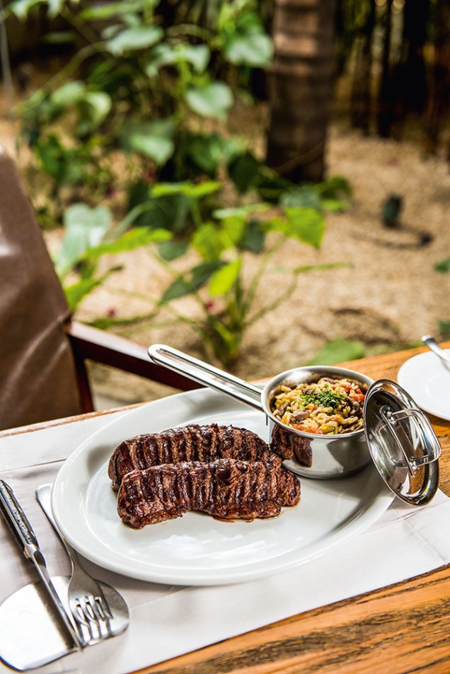 Coração de picanha com arroz de carreteiro e pequi