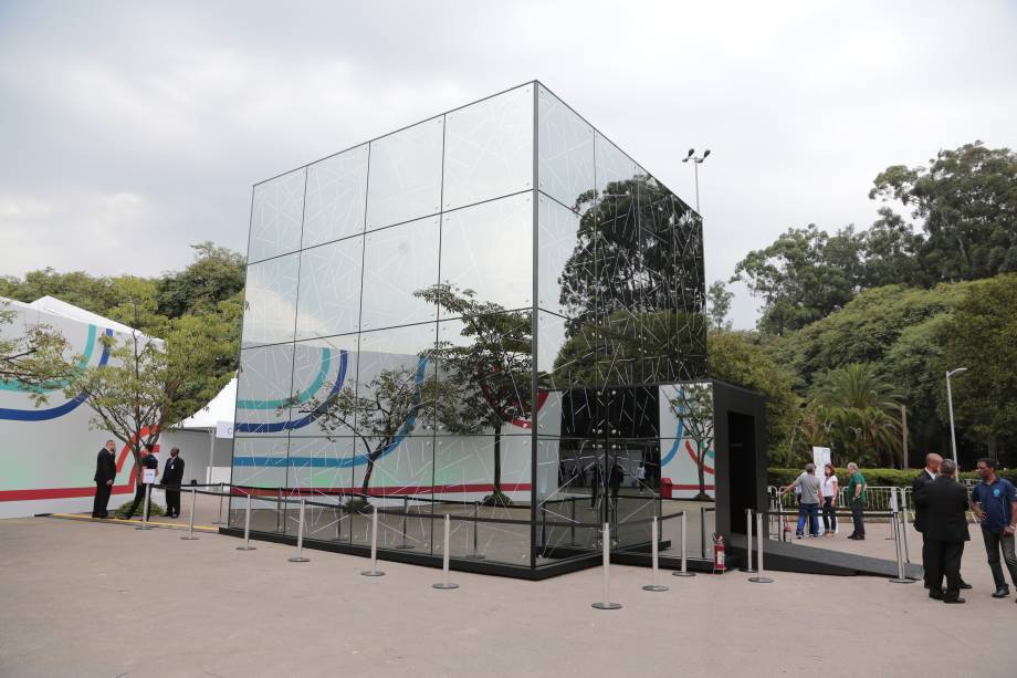 Pavilhão Ver: diversas imagens projetadas dentro do cubo Pavilhão Ver: diversas imagens projetadas dentro do cubo