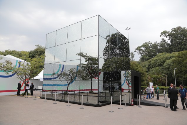 Pavilhão Ver: diversas imagens projetadas dentro do cubo Pavilhão Ver: diversas imagens projetadas dentro do cubo