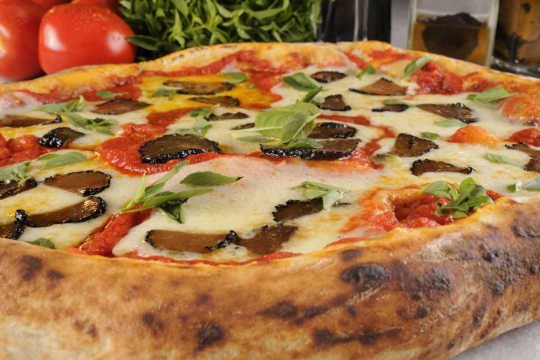 Pizza de de margherita com molho de tomate trufado e lascas de trufas negras, da Veridiana Pizza de de margherita com molho de tomate trufado e lascas de trufas negras, da Veridiana