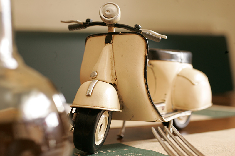 Na decoração das mesas, há miniaturas de lambretas Na decoração das mesas, há miniaturas de lambretas