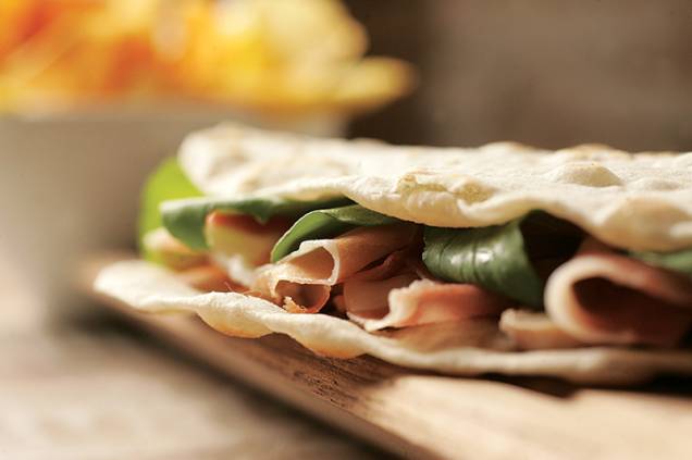 Piadina de presunto cru, lascas de queijo grana padano, cogumelo-de-paris e rúcula Piadina de presunto cru, lascas de queijo grana padano, cogumelo-de-paris e rúcula