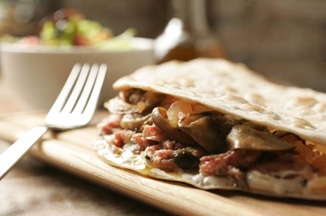 Piadina de linguiça artesanal, coalhada seca, coentro e berinjela Piadina de linguiça artesanal, coalhada seca, coentro e berinjela