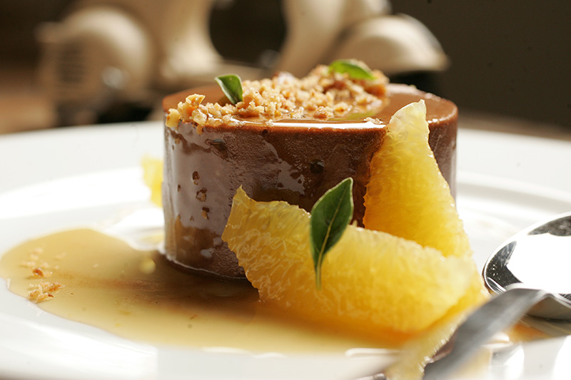 Equilibrada no açúcar, uma boa sobremesa é a torta musse de chocolate com calda de gengibre Equilibrada no açúcar, uma boa sobremesa é a torta musse de chocolate com calda de gengibre