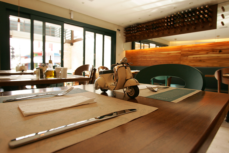 Na decoração das mesas, há miniaturas de lambretas Na decoração das mesas, há miniaturas de lambretas