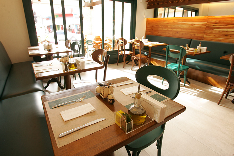 Na decoração das mesas, há miniaturas de lambretas Na decoração das mesas, há miniaturas de lambretas