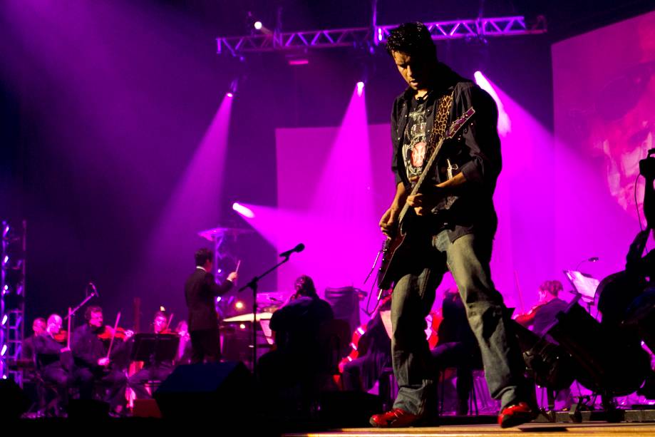 Solo de guitarra: em algumas apresentações, o clássico das orquestras se mistura com o agito do rock Solo de guitarra: em algumas apresentações, o clássico das orquestras se mistura com o agito do rock