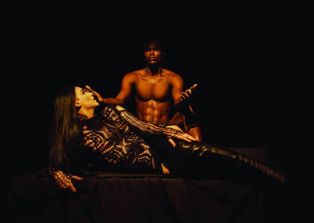 Em performance, Rodolpho Parigi se trnaforma em Fancy Violence Em performance, Rodolpho Parigi se trnaforma em Fancy Violence