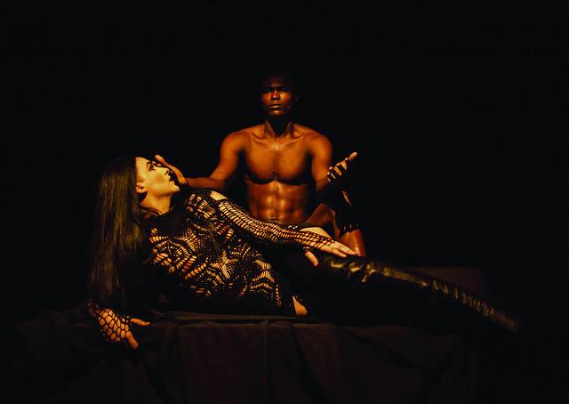 Em performance, Rodolpho Parigi se trnaforma em Fancy Violence