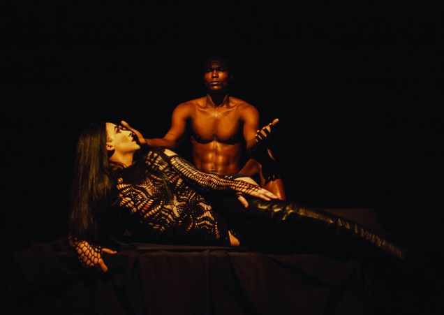 Em performance, Rodolpho Parigi se trnaforma em Fancy Violence Em performance, Rodolpho Parigi se trnaforma em Fancy Violence