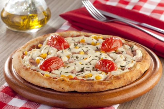 Pizza Levíssima: no Viena, com peru, milho e cream cheese Pizza Levíssima: no Viena, com peru, milho e cream cheese