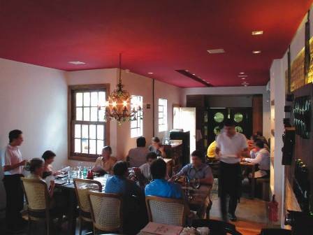 O pequeno salão: acesso por uma porta discreta e corredor estreito O pequeno salão: acesso por uma porta discreta e corredor estreito