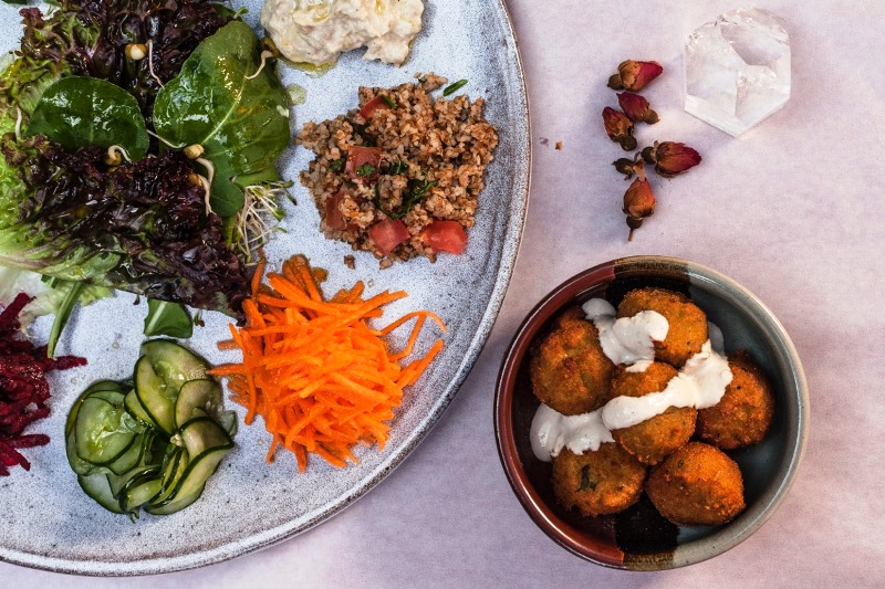 Faláfel servido no prato Faláfel servido no prato