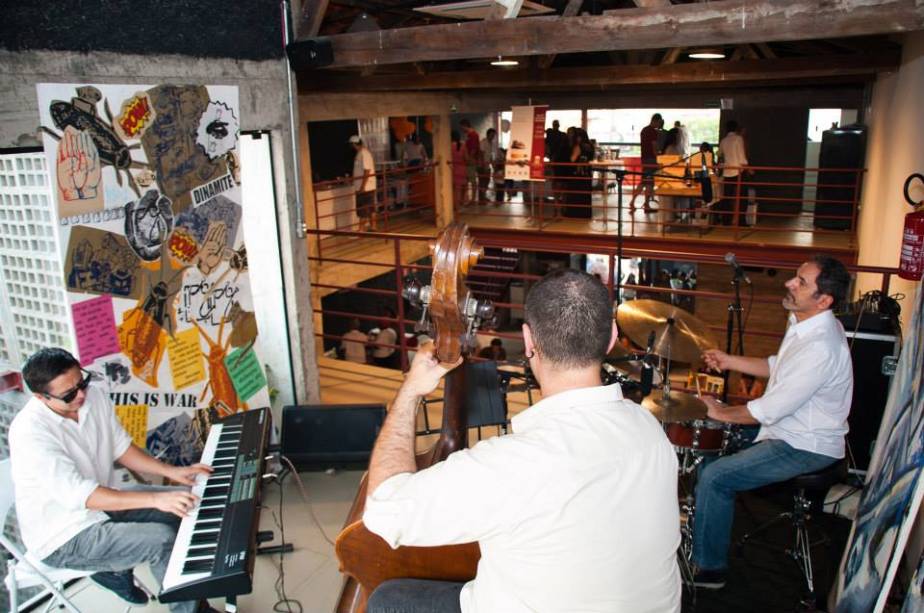 Músicos acompanham o almoço dos visitantes Músicos acompanham o almoço dos visitantes