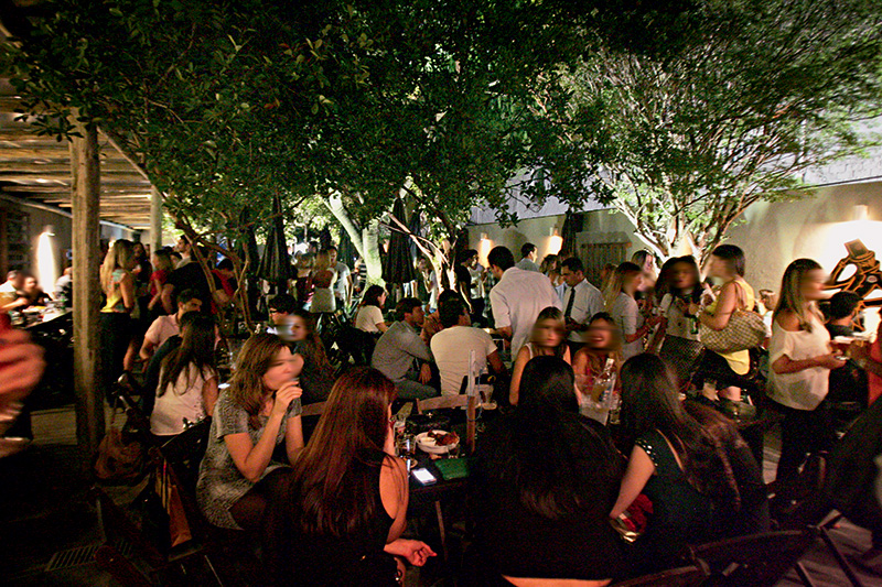 Espaço sob as árvores: agito e troca de olhares Espaço sob as árvores: agito e troca de olhares