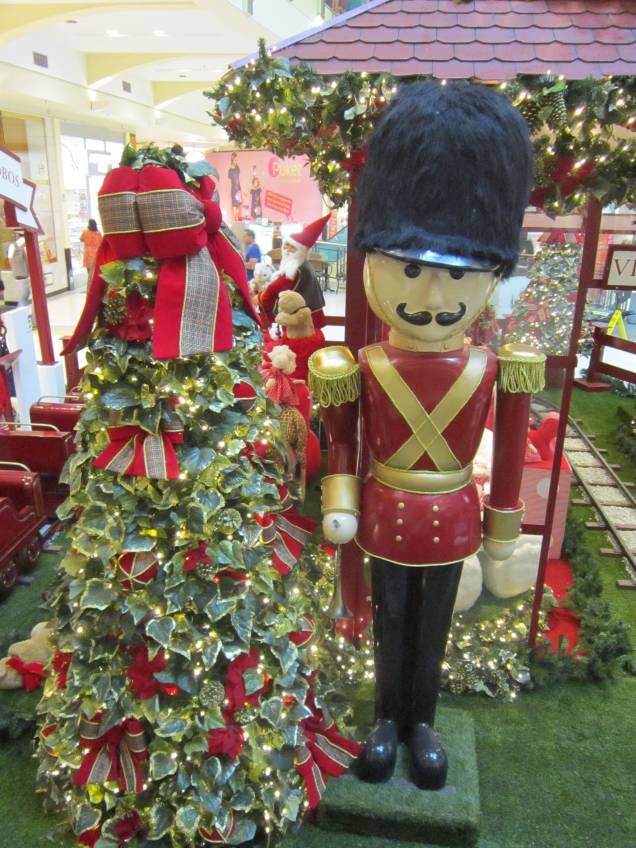 Boneco de um soldadinho na decoração de Natal do Shopping Villa Lobos Boneco de um soldadinho na decoração de Natal do Shopping Villa Lobos