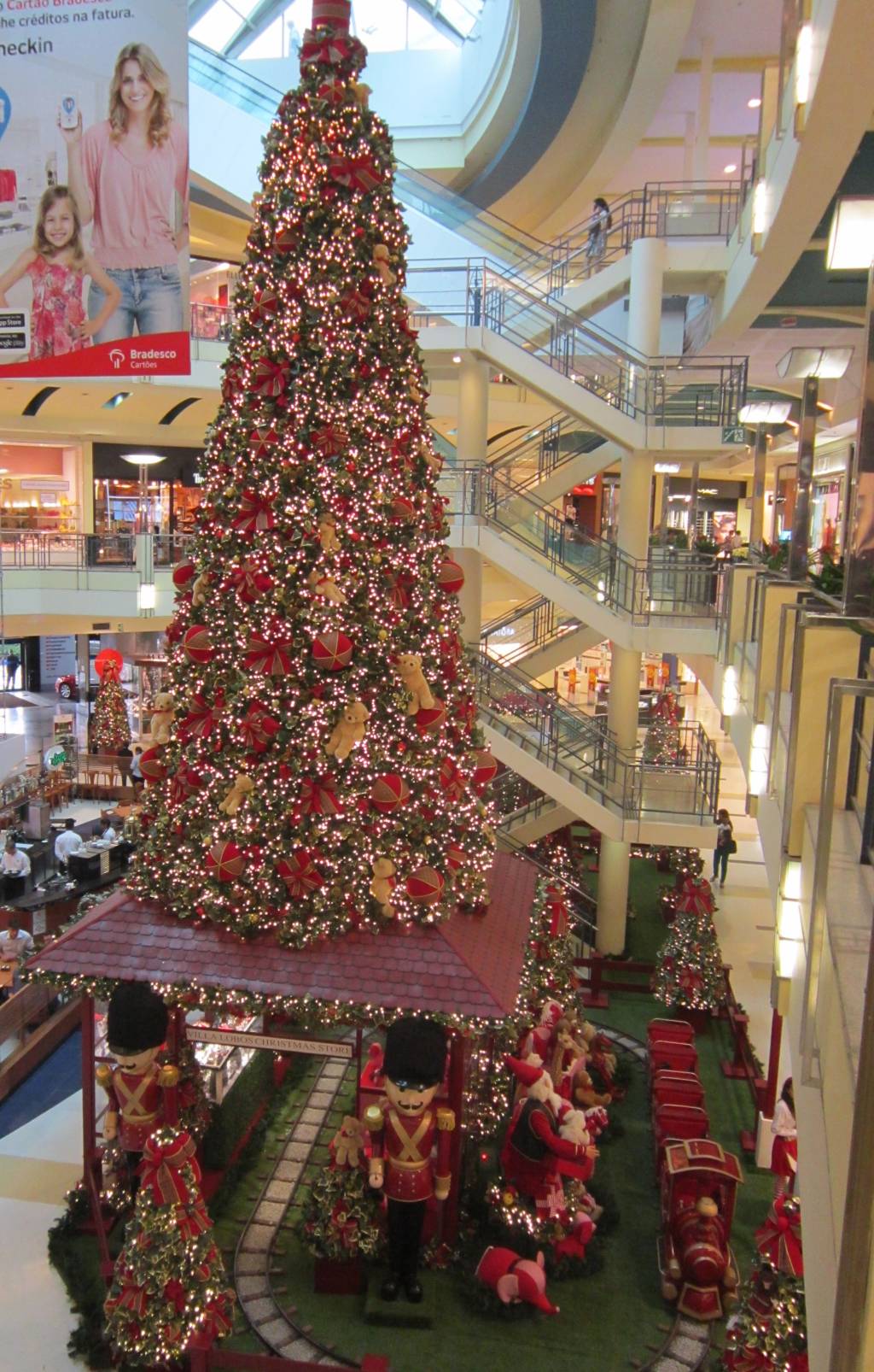 Árvore no Shopping Villa Lobos Árvore no Shopping Villa Lobos