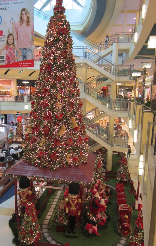 Árvore no Shopping Villa Lobos Árvore no Shopping Villa Lobos