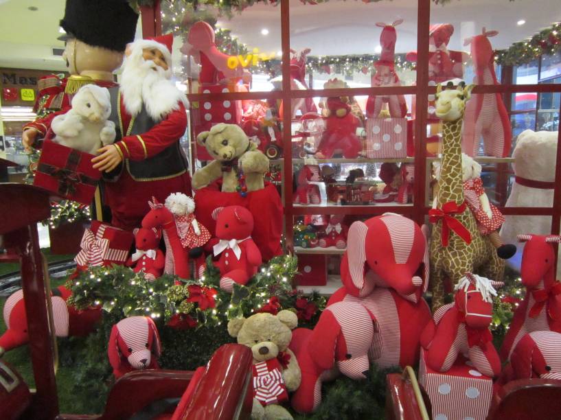 Decoração de Natal do Shopping Villa Lobos recria uma fábrica de brinquedos Decoração de Natal do Shopping Villa Lobos recria uma fábrica de brinquedos