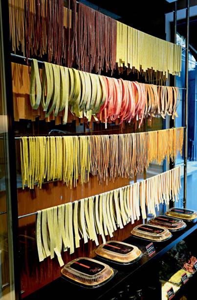 Varal de massas em fios: em exposição Varal de massas em fios: em exposição