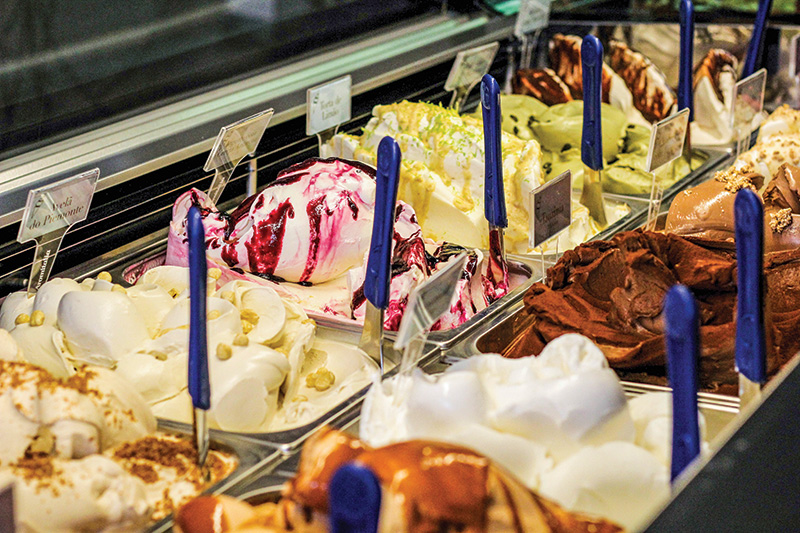 A vitrine com gelados A vitrine com gelados