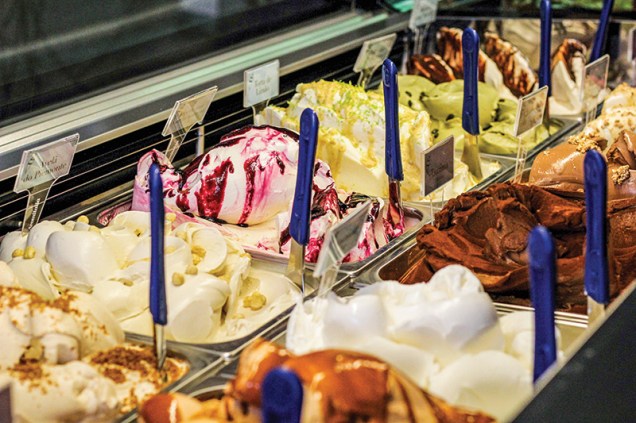A vitrine com gelados A vitrine com gelados