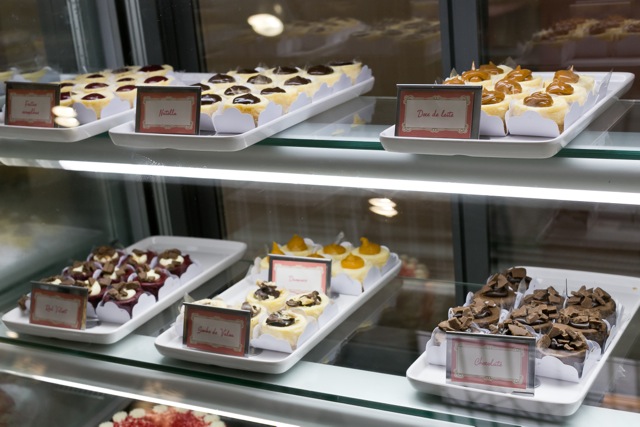 A vitrine com as versões em tamanho míni A vitrine com as versões em tamanho míni