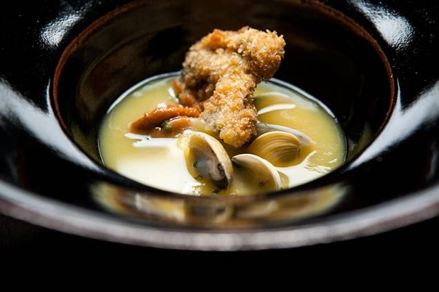 Vôngole com ostra empanada e missoshiru de creme de mandioquinha Vôngole com ostra empanada e missoshiru de creme de mandioquinha