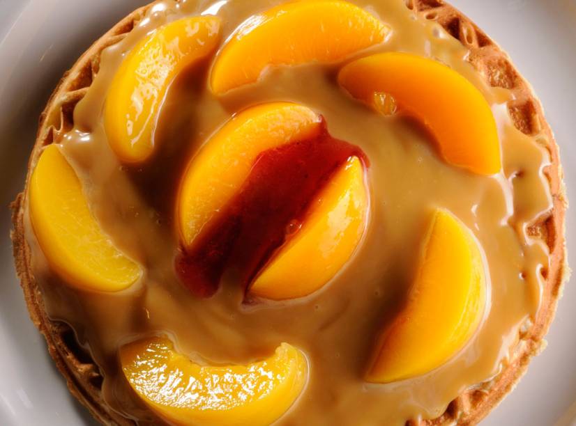 Waffle: com doce de leite e pêssego em calda Waffle: com doce de leite e pêssego em calda