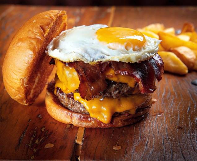 Brooklin duplo: em versão maior, o sanduíche ganha dois hambúrgueres e um ovo frito Brooklin duplo: em versão maior, o sanduíche ganha dois hambúrgueres e um ovo frito