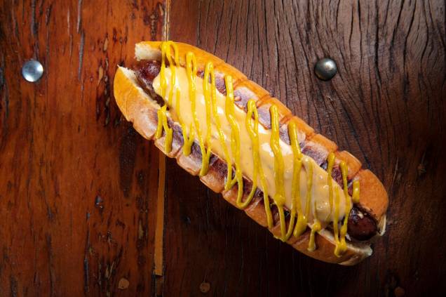 Hot dock: sanduíche é inspirado nos hot dogs americanos e tem salsicha bovina artesanal, molho de queijo cheddar e mostarda Hot dock: sanduíche é inspirado nos hot dogs americanos e tem salsicha bovina artesanal, molho de queijo cheddar e mostarda