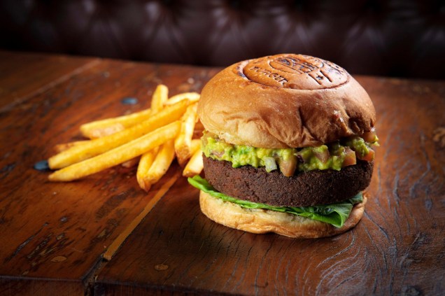 Opção vegetariana: hambúrguer é substituído por um disco de faláfel e ainda leva guacamole e alface