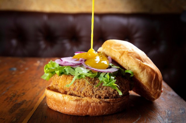 Dock chicken: a opção com  disco de frango é acompanhada de alface picada, cebola-roxa e molho de mostarda e mel