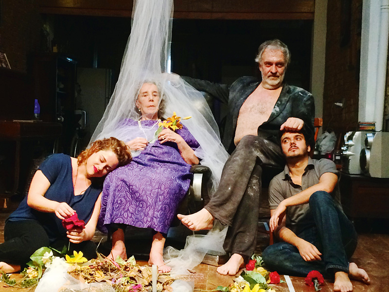 Maria Alice, Luciano Chirolli, Robson Catalunha e Carolina Splendore na peça "Why the Horse?": cuidados dentro e fora de cena Maria Alice, Luciano Chirolli, Robson Catalunha e Carolina Splendore na peça "Why the Horse?": cuidados dentro e fora de cena