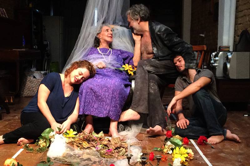 Velório em cena: Maria Alice Vergueiro cercada por Luciano Chirolli, Carolina Splendore e Robson Catalunha Velório em cena: Maria Alice Vergueiro cercada por Luciano Chirolli, Carolina Splendore e Robson Catalunha