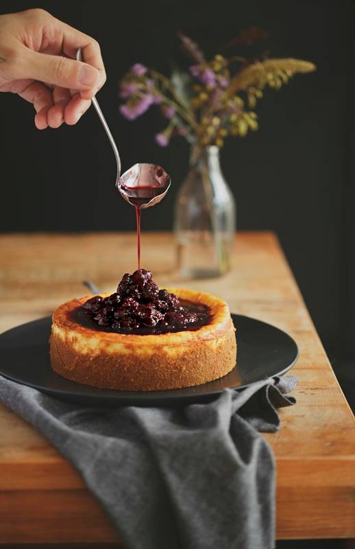 Também nos três tamanhos disponíveis, o cheesecake de frutas vermelhas é um dos sucessos da casa Também nos três tamanhos disponíveis, o cheesecake de frutas vermelhas é um dos sucessos da casa